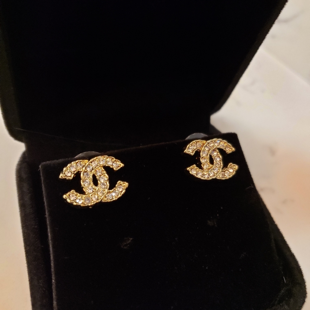 Vtg Coco Chanel med gold crystal ridged earrings